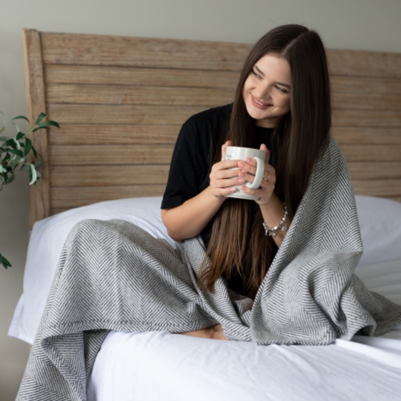 100% Wool Grey and Ivory Soft Herringbone Throw Blanket 53"x69" - Picture 2 of 12